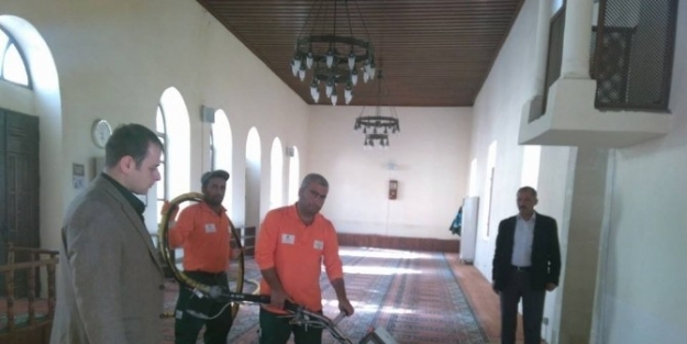 İbadethaneler Temizleniyor