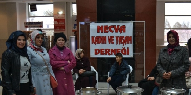 Tatvanlı Kadınlar Aşure Dağıttılar