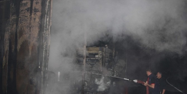 Seyir Halindeki Tırın Dorsesinde Yangın