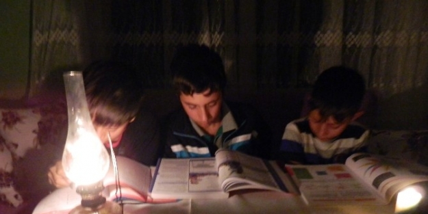 (özel Haber) Elektrik Olmayan Evde 3 Kardeş Gaz Lambası Işiğinda Ders Çalişiyor