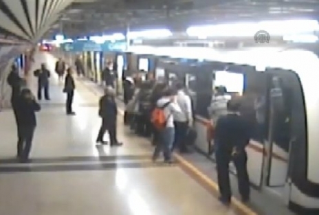 Metroda kalp krizi geçirerek hayatını kaybetti