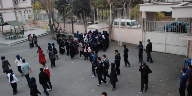 Öğrenciler Ve Velilerin Tadilat İsyani