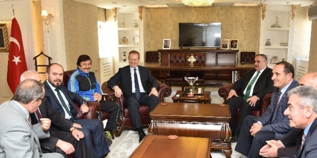 Maratoncu Genel Meclis Üyesi Vali Yavuz’u Ziyaret Etti