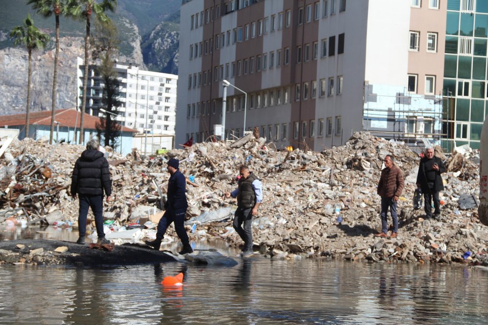 İskenderun'da Deniz seviyesi yükseldi, Esnaf deniz suyu tahliye ediyor