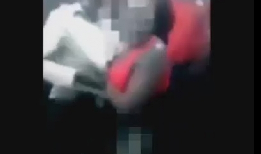 Mini etek giyiyor diye kadını linç ettiler