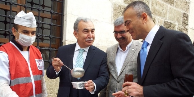 Kızılay Pişirdi, Vali Dağıttı