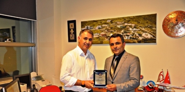 Hüseyin Turan’a Kktc Temsilciliği Ve Plaket Verildi