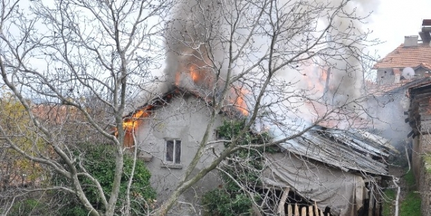 Dursunbey’de Tek Katlı Ev Kül Oldu