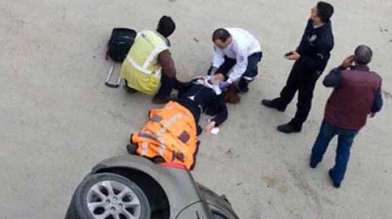 Dereye uçan hostese sağlık ekiplerinden skandal hareket!