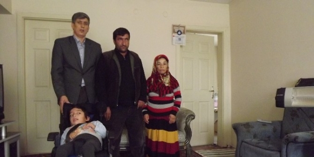 Tsd’den Engelli Çocuğa Tekerlekli Sandalye Hediye Edildi