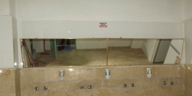 Caminin Musluklarını Çaldilar