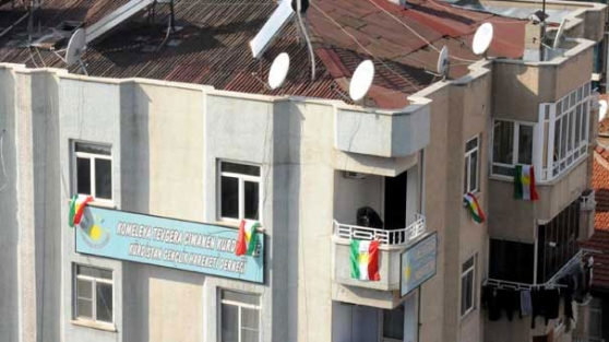 Diyarbakır'da polisi alarma geçiren bayrak