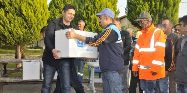 Başkan Serkan Acar’dan Temizlik Personeline Kışlık Kıyafet