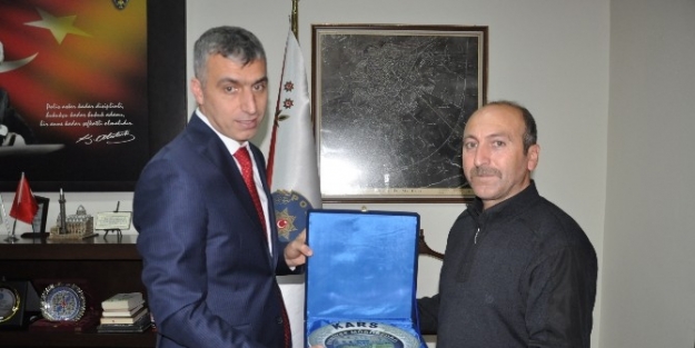 Kars Emniyet Müdürü Başarılı Gazetecileri Plaketle Ödüllendirdi