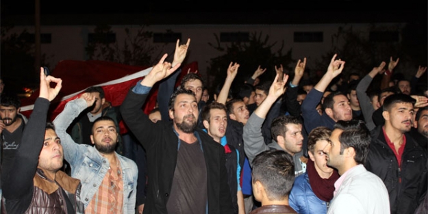 Çanakkale'de karşıt görüşlü öğrenciler kavga etti