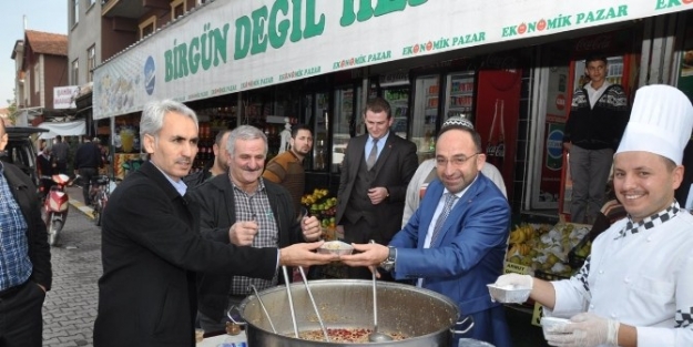 Üzülmez Köseköy’de Aşure Dağıttı