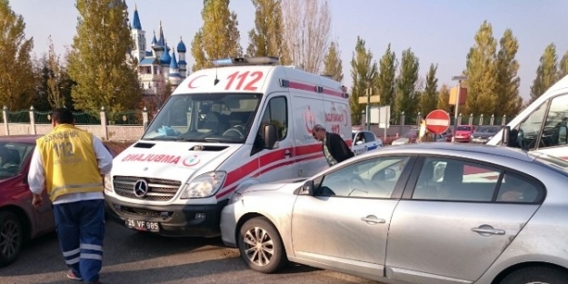 Ambulans İle Otomobil Çarpişti