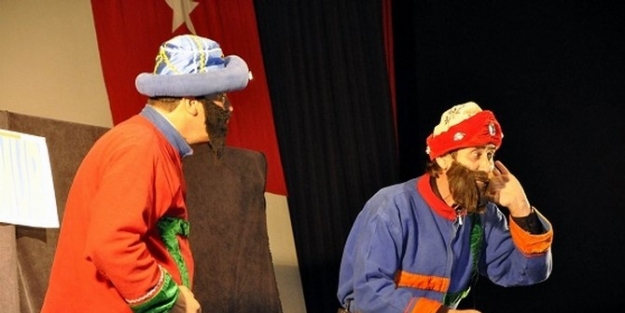 Gürün’de Öğrenciler Tiyatro Gösteri İle Eğlendiler