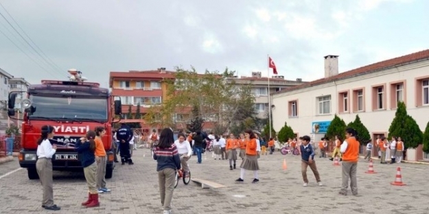 Ayvalıklı Öğrencilere Bisiklet Ehliyeti Dağıtıldı