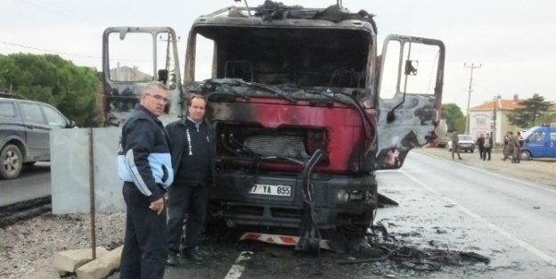 Yayaya Çarpmamak İçin Fren Yapan Tır Yandı