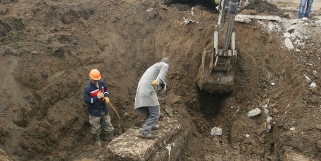 Kanal Çalişmasinda Lahit Mezar Bulundu