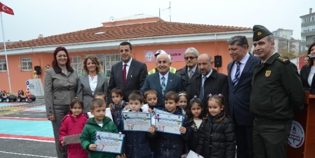 Minik Öğrenciler Trafikteki Performanslarıyla Büyüklere Taş Çikartti