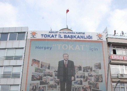 Ak Parti’li Çelik, ’erdoğan Posteri’ Eleştirilerine Cevap Verdi