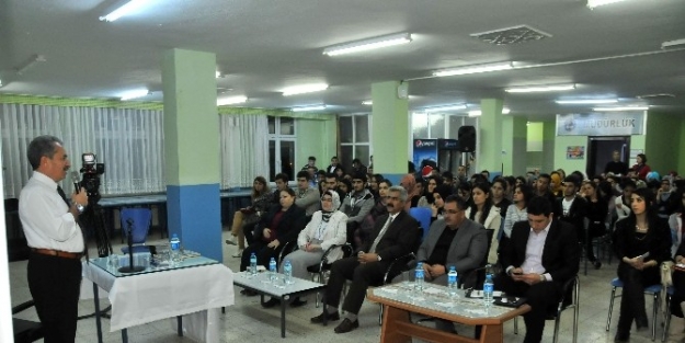 Başkan Akkaya Üniversiteli Gençlerle Buluştu