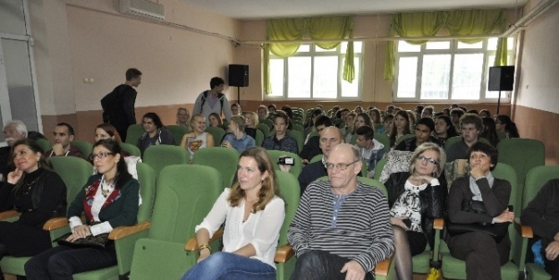 Efeler Anadolu Lisesi Dünya Gençlerini Öğretmenleri İle Birlikte Ağırladı