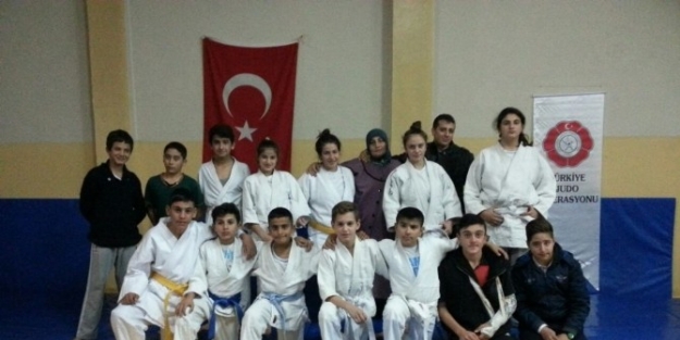 Erzincan’da Gençler Judo Müsabakaları Yapıldı