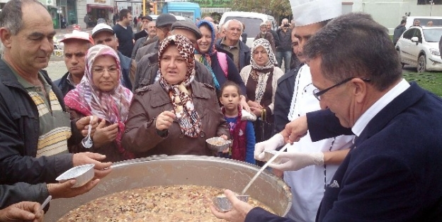 Edremit Belediyesi Aşure Dağıttı