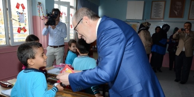 Öğrencilere Diş Fırçası Ve Macunu Dağıtıldı