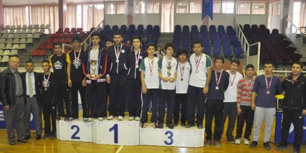 Gençler Masa Tenisi’nde Kıyasıya Mücadele