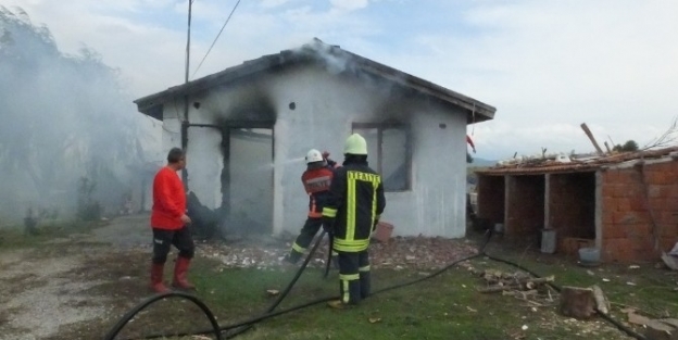 Akli Dengesi Bozuk Genç Evlerini Yaktı