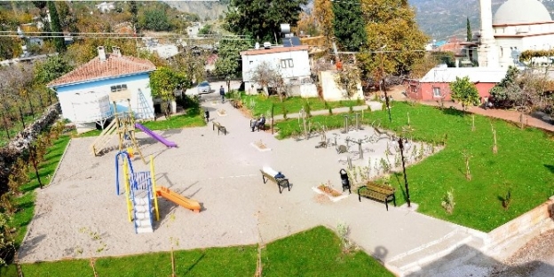 Yenişehir Belediyesi Yeni Mahallelere Park Yapıyor