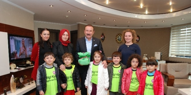 Minik Öğrenciler, Başkan Doğan’a Aşure Getirdiler