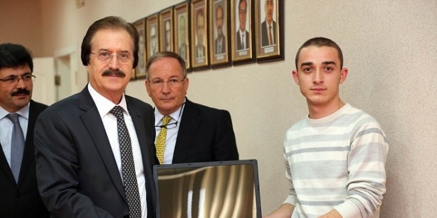 Cumhuriyet Üniversitesi Vakfı Öğrencileri Ödüllendirdi