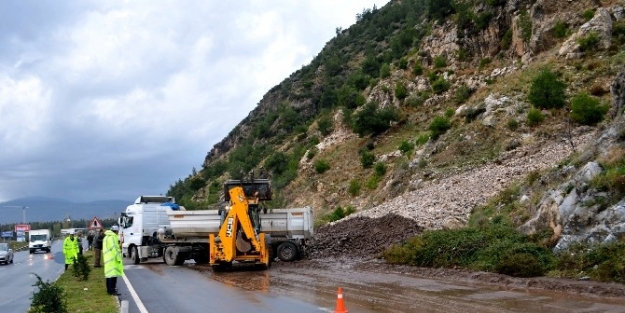 Söke’de Aşırı Yağış Yol Kapattı