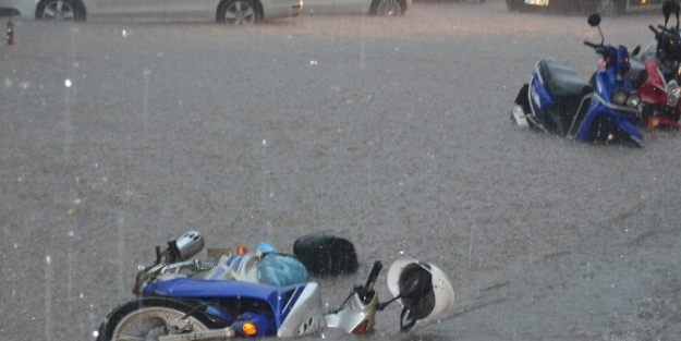 Fethiye’de Sel Araçları Sürükledi