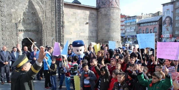 Dünya Çocuk Hakları Gününde Kimsesiz Çocuklar Bando Takımının Gösterisiyle Eğlendi