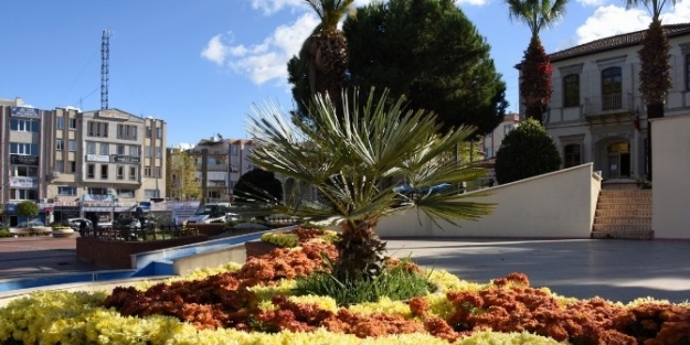 Aliağa’da Meydanlar Çiçek Açtı