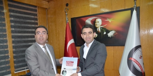 Sarıkamış Belediye Başkanı Göksal Toksoy’a Şehitler Klibi Albümü Hediye Edildi