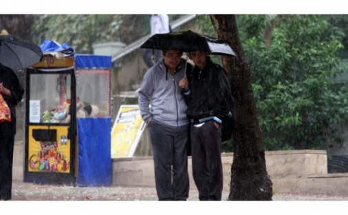 Bursa'da kuvvetli yağış hayatı felç etti