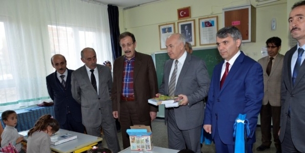 Karakuş Ve Bulutlar Öğrencilere Kitap Dağıttı