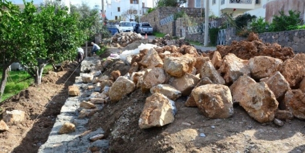 Turgutreis’te Bozulan Yolların Bakımı Yapılıyor