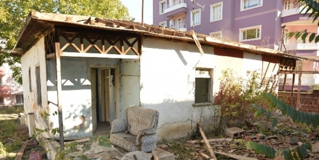 Erbaa’da Metruk Binalar Yıkılarak Yerine Otopark Yapılıyor
