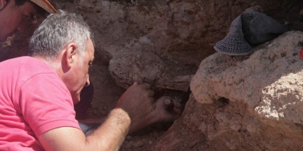 Tahrip Olan Fosiller Kurtarılıyor