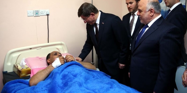 Davutoğlu'ndan yaralılara ziyaret