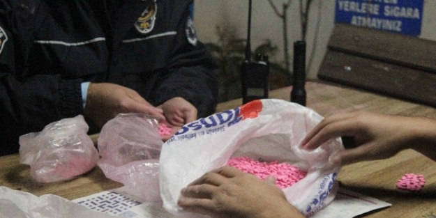 İzmir’de 4 Bin 386 Uyuşturucu Hap Yakalandı
