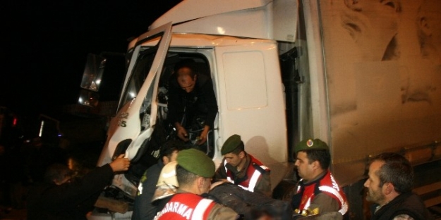 Düzce’de Tır İle Kamyon Çarpişti 2 Kişi Yaralandı